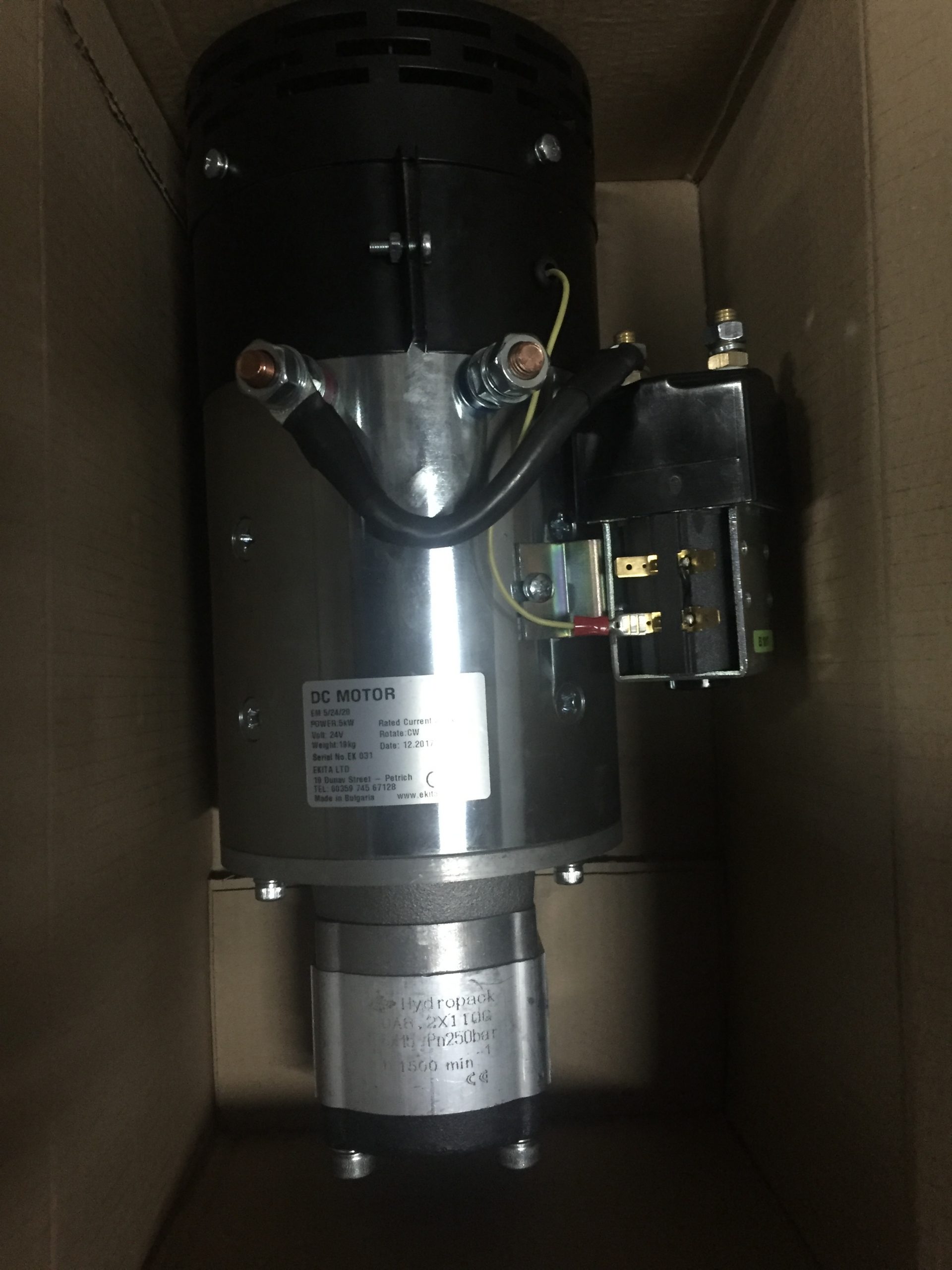 2D988517 Электродвигатель в сборе DC 24V D-150 5.0kW/SW180-448L/20A8.2x110G Lohr F00250742